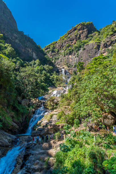 long débit des cascades de ravana ella, sri lanka, vertical - ella sri lanka photos et images de collection