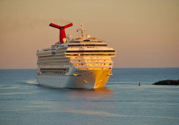 statek wycieczkowy "carnival conquest" przybywa do portu nassau. - passenger craft zdjęcia i obrazy z banku zdjęć