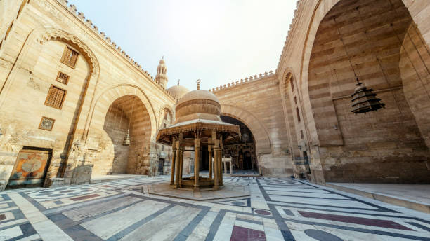 cairo egito, janeiro de 2019: fonte de ablutions no pátio da mesquita sultan barquq no complexo de qalawun, no cairo. - courtyard arch arabic style cairo - fotografias e filmes do acervo