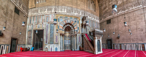 le caire, égypte - 5 décembre 2018: mosquée-madrassa du sultan hassan, une mosquée et une madrassa de l’époque mamelouke trouvées en 757 ah / 1356 ce - cairo mosque egypt inside of photos et images de collection
