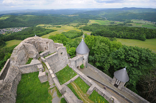 nurburg em eifel região (alemanha)-nürburg am nürburgring - nurburg imagens e fotografias de stock