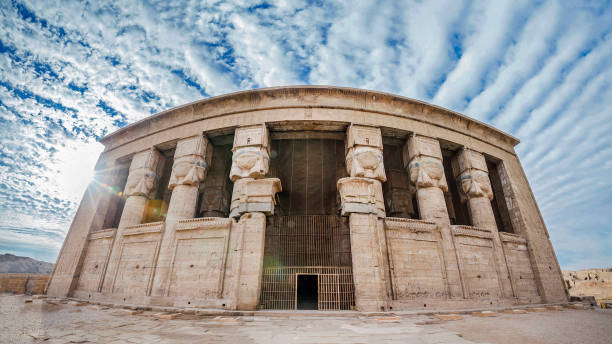 tempio di dendera o tempio di hathor in egitto. complesso del tempio di dendera, uno dei siti templari meglio conservati dell'antico alto egitto. - dendera foto e immagini stock