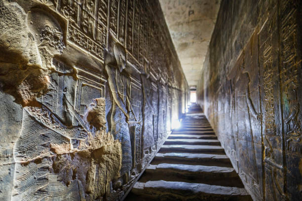 tempio di dendera o tempio di hathor in egitto. corridoio con immagini in rilievo basate sulla mitologia dell'antico egitto. - dendera foto e immagini stock