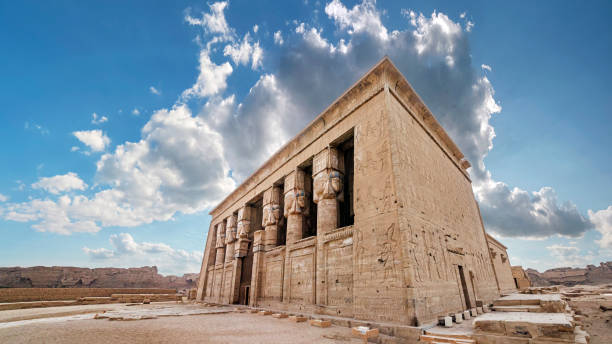 tempio di dendera o tempio di hathor in egitto. complesso del tempio di dendera, uno dei siti templari meglio conservati dell'antico alto egitto. - dendera foto e immagini stock