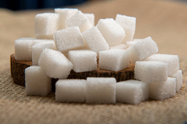 tas de morceaux de sucre - sucre semoule photos et images de collection