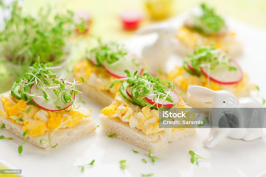 Canapé-traiteur avec œufs et des fruits et légumes - Photo de Pain grillé libre de droits