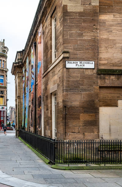 уличный знак для нельсон мандела плейс, глазго, шотландия - nelson mandela стоковые фото и изображения