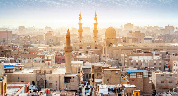 kairo, ägypten - 12. oktober 2018: panorama des mittelalterlichen bab zuweila-tors im herzen des islamischen kairo und umgeben von einem lauten arabischen souq (markt) am 12. oktober in kairo. - cairo egypt mosque minaret stock-fotos und bilder