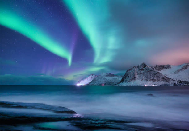 aurora boreal en noruega. auroras boreales verdes. paisaje invernal nocturno con aurora. fondo natural en noruega. - tromso fjord winter mountain fotografías e imágenes de stock