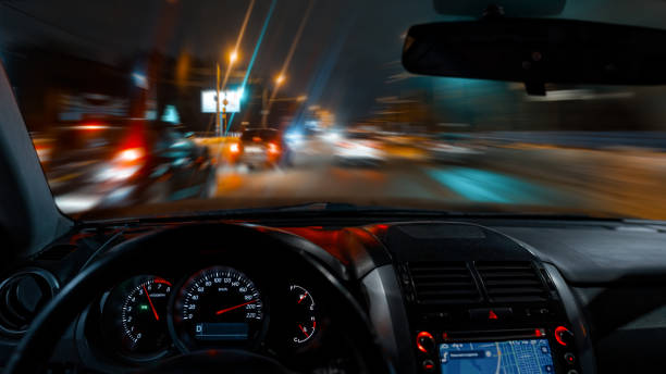 vista nocturna de la carretera desde el interior del coche a alta velocidad. desenfoque de movimiento. - car driving dashboard night fotografías e imágenes de stock