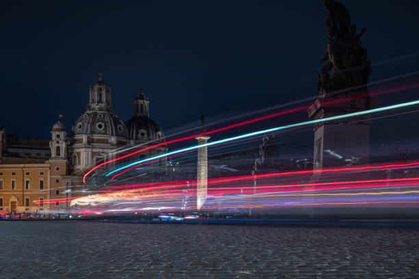 cool lunga esposizione traffico autobus neon blu rosso luci sentieri, vista notturna sulla strada strada, roma, italia - autobus italy foto e immagini stock