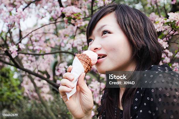 Flor De Cerejeira Icecream - Fotografias de stock e mais imagens de 20-29 Anos - 20-29 Anos, Adulto, Amor