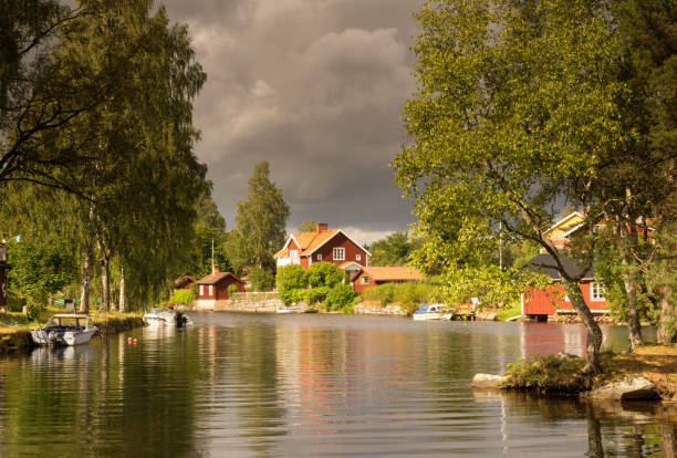 dunkler himmel über dem schwedischen dorf sundborn - falun stock-fotos und bilder