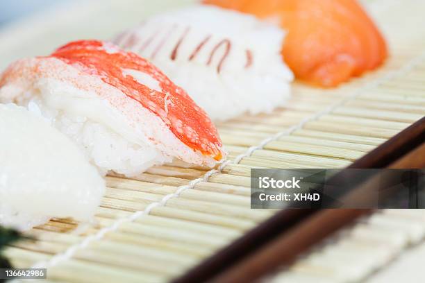 Foto de Sushi e mais fotos de stock de Alga marinha - Alga marinha, Alimentação Saudável, Arroz - Alimento básico