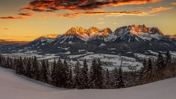 목가적 인 알프스 풍경, 와일더 카이저, 오스트리아, 티롤에서 일출 - 카이저 산맥, xxxl 파노�라마 - tirol winter nature landscape 뉴스 사진 이미지