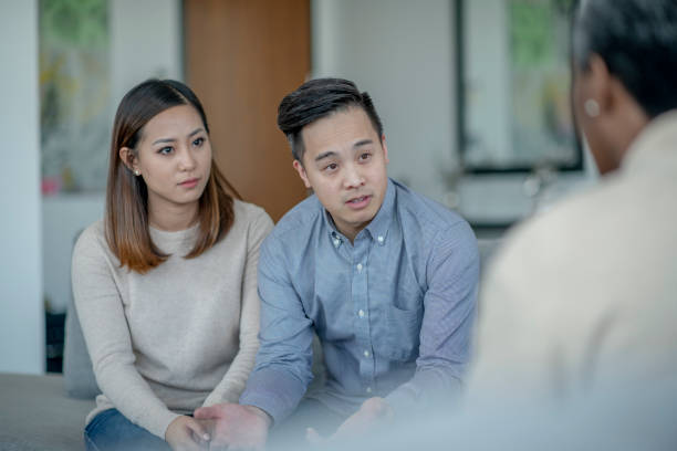 młoda azjatycka para w terapii - therapy psychiatrist couple alternative therapy zdjęcia i obrazy z banku zdjęć