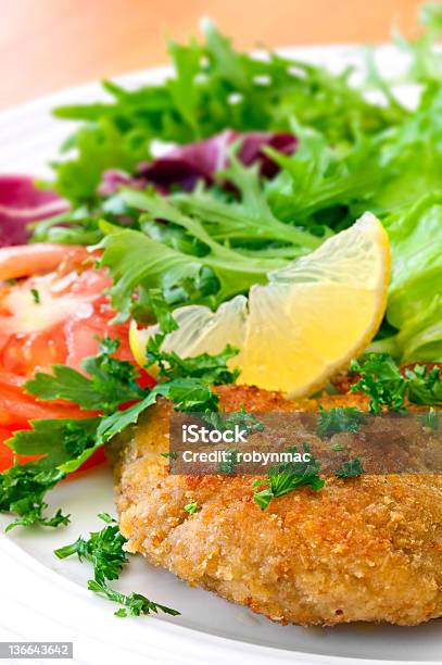 Cotoletta Impanata E Insalate - Fotografie stock e altre immagini di Braciola - Braciola, Carne, Carne di pollo