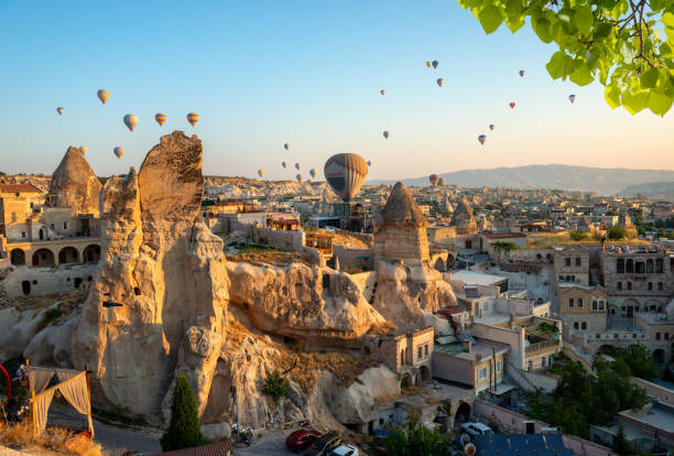 globos aerostáticos sobre rocas - goreme rural scene sandstone color image fotografías e imágenes de stock