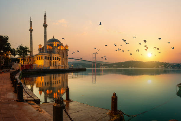 moschea ortakoy e ponte sul bosforo - moschea ortakoy foto e immagini stock