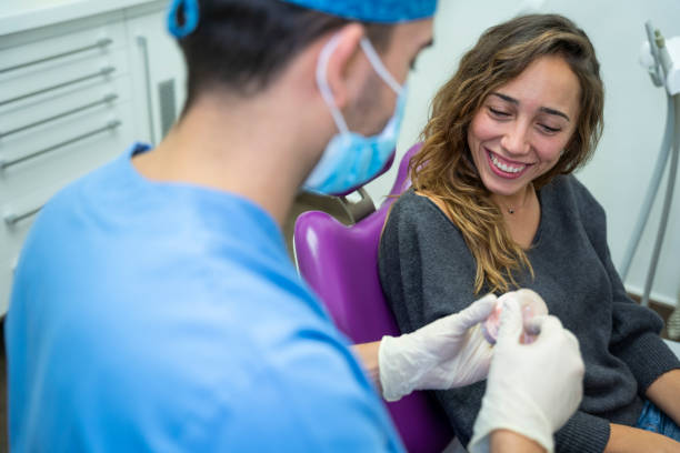 paziente donna sorridente alla spiegazione del dentista - dentist family doctor dental hygiene foto e immagini stock