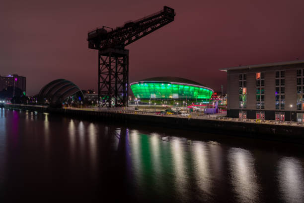 the finnieston crane on the river clyde with the hydro  multi-purpose indoor arena illuminated in green in the background. - finnieston imagens e fotografias de stock