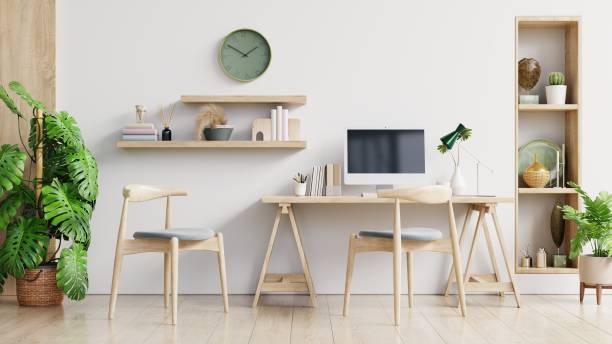 salle de bureau blanche avec ordinateur de bureau sur rack sur fond mural blanc. - home decorating decor furniture table photos et images de collection