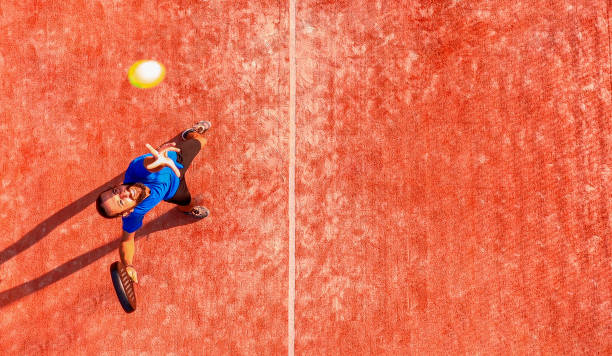 vista dall'alto di un giocatore professionista di paddle tennis che sta per colpire la palla. - padel foto e immagini stock