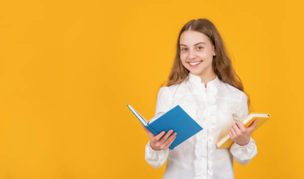 niño feliz listo para estudiar hacer la tarea leer libro en el espacio de copia de fondo amarillo, nerd. - nerd student female exam fotografías e imágenes de stock