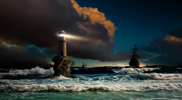 beau paysage avec un phare et des voiliers au coucher du soleil. phare tourlitis de chora, île d’andros, cyclades, grèce - phare photos et images de collection