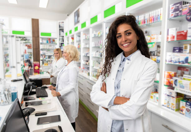 ritratto di farmacista donna in farmacia. - healthcare and medicine smiling group of people lab coat foto e immagini stock