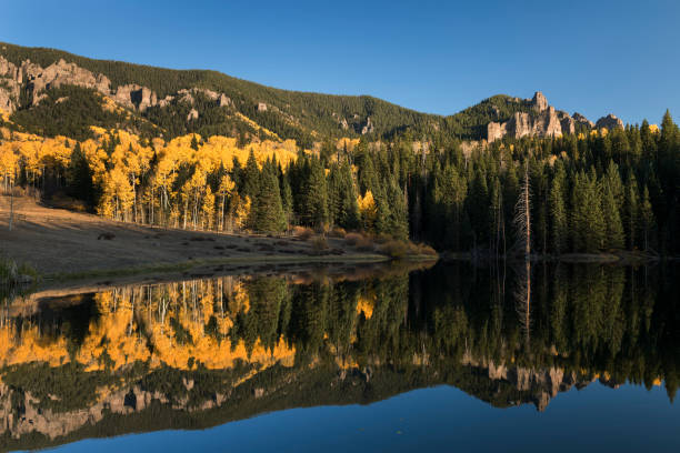 rowdy lake refleja los pináculos de high mesa del valle de cimarrón, colorado. - uncompahgre national forest fotografías e imágenes de stock