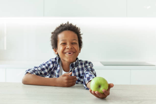 mały chłopiec z zielonym jabłkiem - child food fruit childhood zdjęcia i obrazy z banku zdjęć