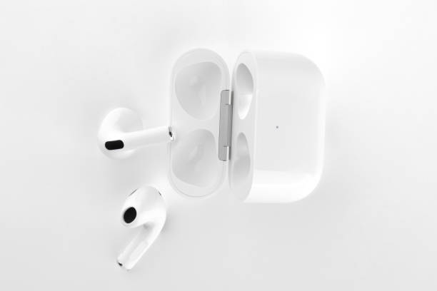 airpods 3 générations sur fond blanc. - third generation photos et images de collection