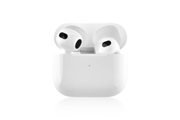 airpods 3 générations sur fond blanc. - third generation photos et images de collection