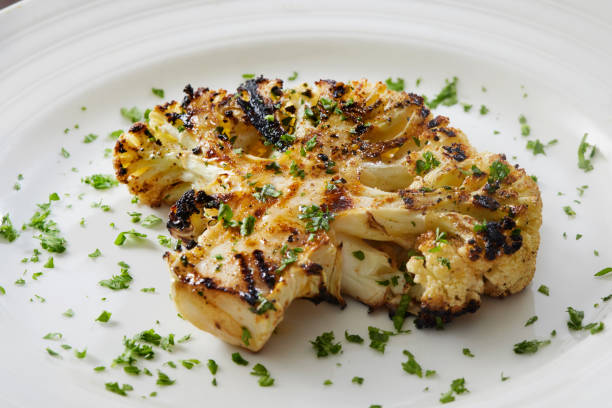 bistec de coliflor a la parrilla - cauliflower roasted parsley cooked fotografías e imágenes de stock