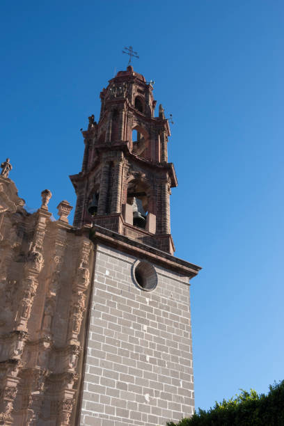 campanile del tempio di san francisco, san miguel de allende, messico - church bell tower temple catholicism foto e immagini stock