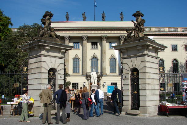 уличная сцена у главных ворот университета гумбольдта, берлин, германия - street stall стоковые фото и изображения