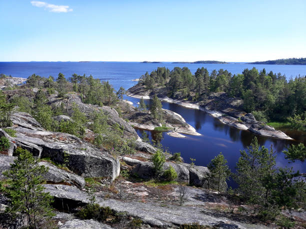 panorama de carelia. rusia. lago ladoga. orillas rocosas del lago. ladoga skerries. naturaleza norteña. viaje a rusia. - skerries fotografías e imágenes de stock