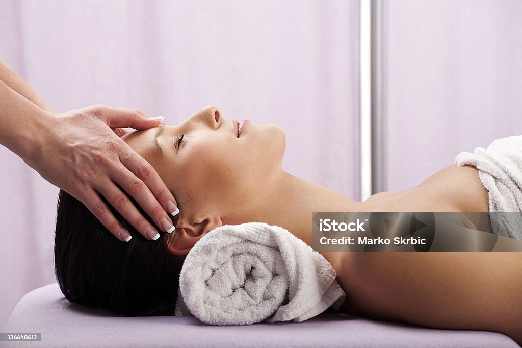 Cabeça de massagem no spa center - Foto de stock de Adulto royalty-free