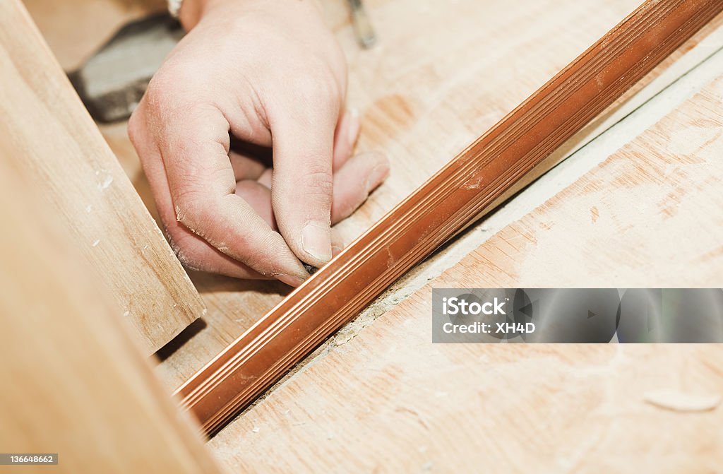 Instalowanie drewniane podłogi - Zbiór zdjęć royalty-free (Budować)