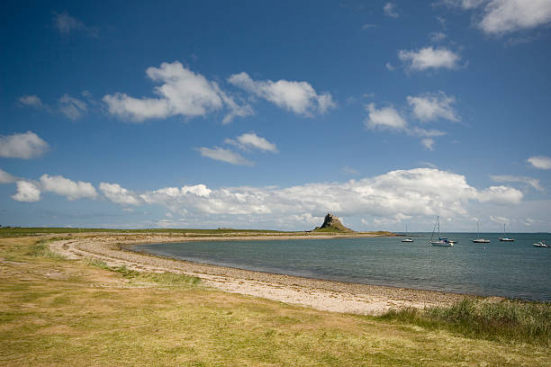 остров холи замок с пляж - lindisfarne стоковые фото и изображения