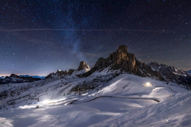 notte d'inverno stellata a passo giau, un passo alpino vicino a cortina d'ampezzo, dolomiti, italia - cortina dampezzo foto e immagini stock