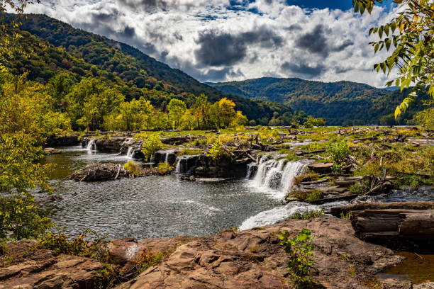 parque nacional do desfiladeiro de sandstone falls new river - rapid appalachian mountains autumn water - fotografias e filmes do acervo