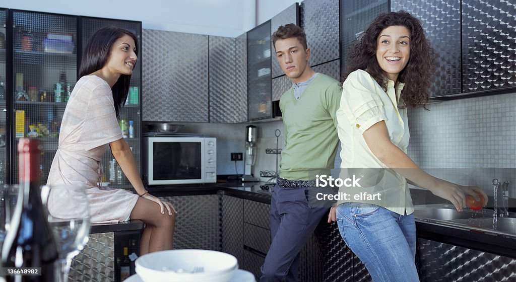 Trzech przyjaciół, rozmawiać w kuchni w pokoju - Zbiór zdjęć royalty-free (18-19 lat)