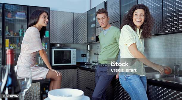Três Amigos Falar Na Sala De Cozinha - Fotografias de stock e mais imagens de 18-19 Anos - 18-19 Anos, 20-24 Anos, 20-29 Anos