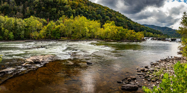 parque nacional do desfiladeiro de sandstone falls new river - rapid appalachian mountains autumn water - fotografias e filmes do acervo