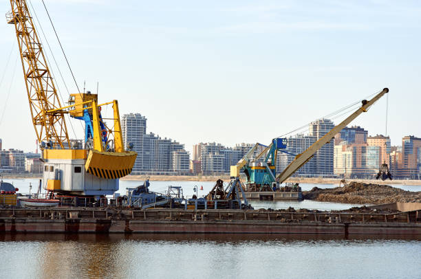 рабочий дноуглубительный кран у побережья - industrial ship earth mover barge yellow стоковые фото и изображения