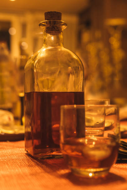 氷とパチャランウイスキーまたはコニャックリキュールのボトルとガラス - whisky liqueur glass alcohol bottle ストックフォトと画像