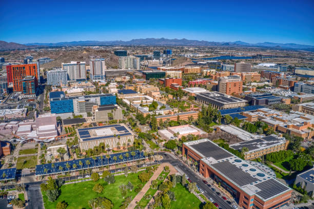 vista aérea de uma grande universidade pública no subúrbio de phoenix em tempe, arizona - phoenix arizona skyline desert - fotografias e filmes do acervo