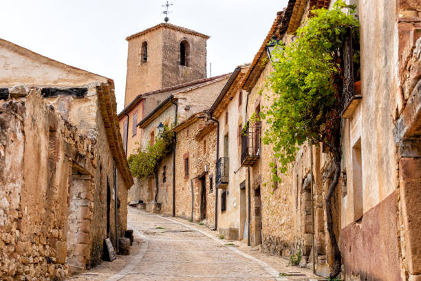 rua principal em caracena , soria, castela e comunidade leon, espanha - leon - fotografias e filmes do acervo